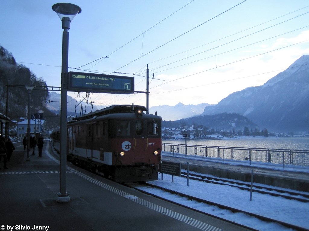 Whrend die Sonne am 7.1.2010 langsam hinter dem Susten hervorkriecht, ist es bei der Ankunft des Deh 110 003-1 in Brienz, am gleichnamigen See immer noch bitterkalt...