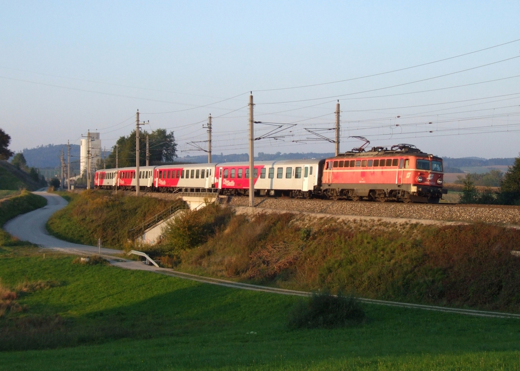 Whrend die Sonne bereits lange Schatten wirft, ist 1142 567 am REX 1797 Passau-Linz in Katzbach, zwischen Haiding und Wels unterwegs. [24.09.10, 18:15]
