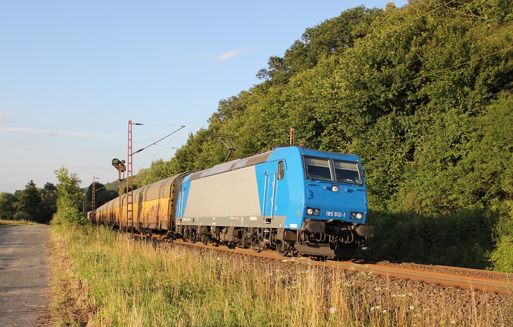 Whrend die Sonne immer weiter gen Horizont sank, riss der Zugverkehr nicht ab. 185 512-1 mit geschlossenen ARS Autotarnpostwagen in Fahrtrichtung Sden. Aufgenommen zwischen Friedland(HAN) und Eichenberg am 12.07.2012.
