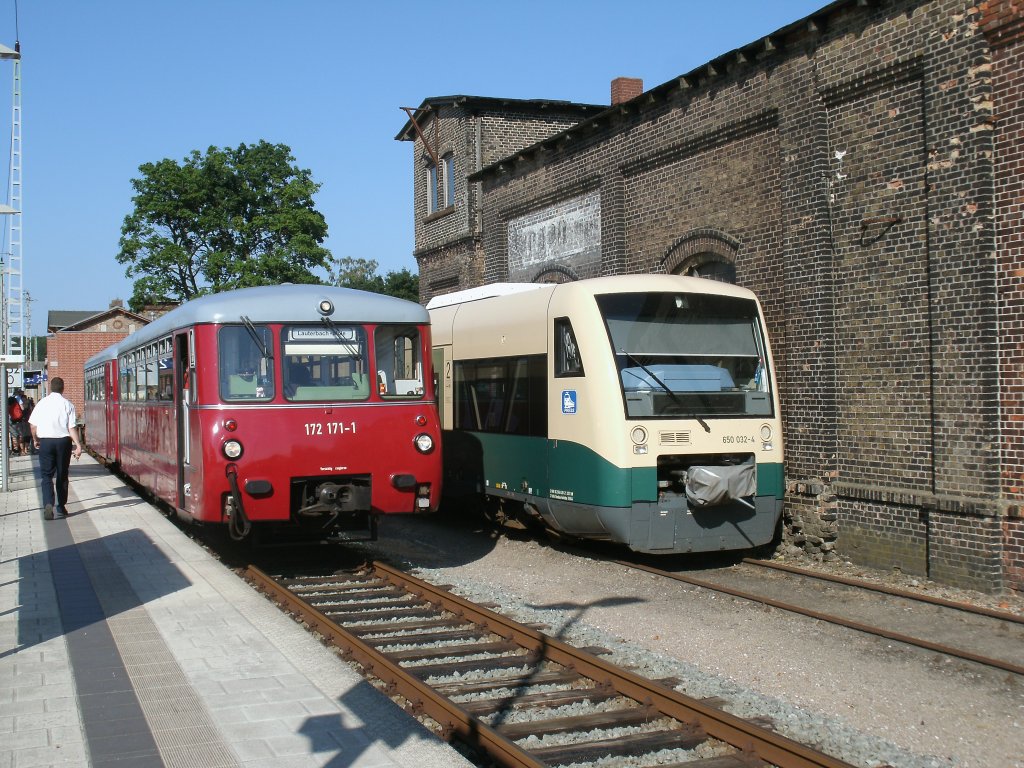 Whrend der Stammtriebwagen PRESS VT650 032,am 27.Juli 2012,in Bergen/Rgen zurck blieb fuhr der 172 132/171 nach Lauterbach Mole.