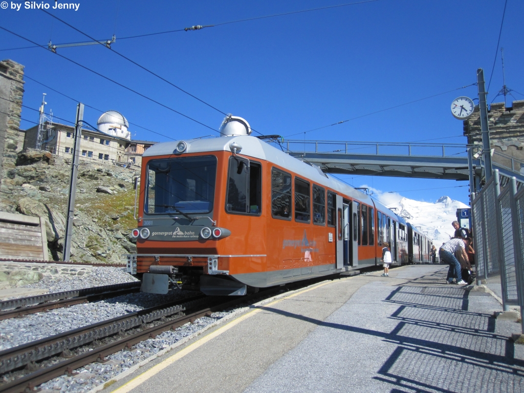 Whrend Stefan die Bhe 4/6 3081+3082 am 3.8.2012 ohne Touristen fotografierte, wollte ich sie mit auf dem Bild haben.