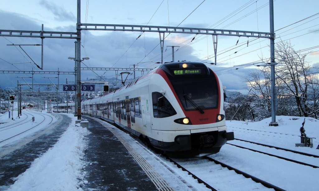 Whrend der Stosszeit des 06.12.12 wurde auf der S4 Palzieux - Allaman u.a. ein Umlauf mit den beiden RABe 523 019 und 022 abgedeckt. (Einfahrt in Palzieux)