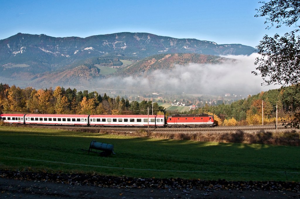 Whrend vom Tal herauf der Nebel aufzieht, ist OIC 257 kurz vor Breitenstein Richtung Sden unterwegs. Die Aufnahme enstand am 01.11.2011.