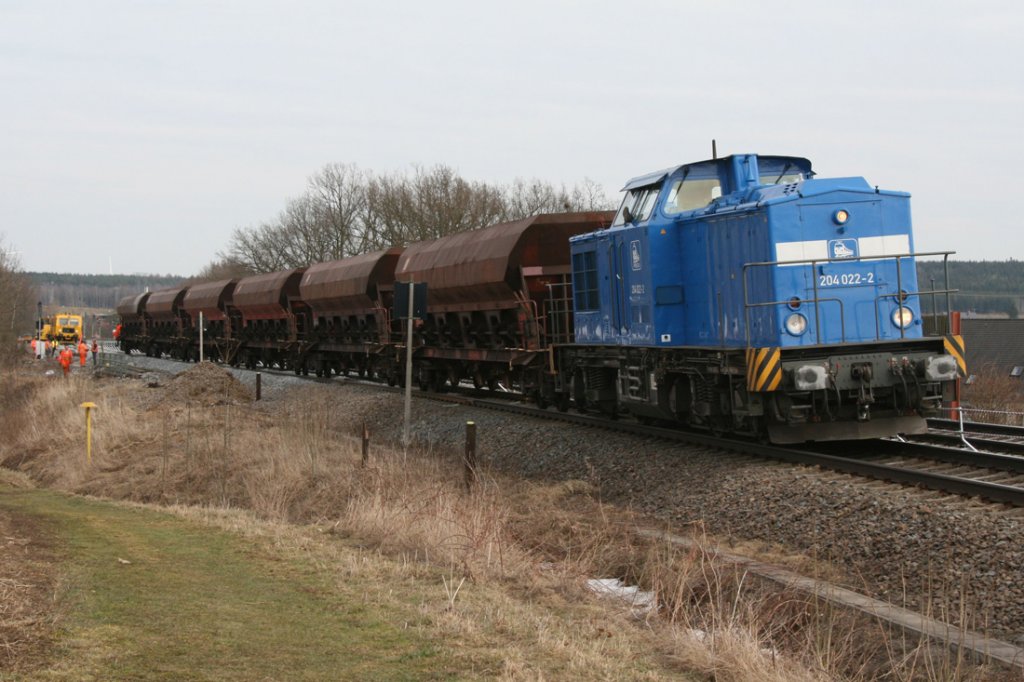 Whrend der Tf von 204 022 ein Puschen macht, hat im Hintergrund die Gleisstopfmaschine viel Arbeit.Herlasgrn(Vogtl.)19.03.10.Nach einer Entgleisung am 05.03.10 von 2 Kesselwagen mussten einige 100m Gleis und 3 Weichen erneuert werden. 