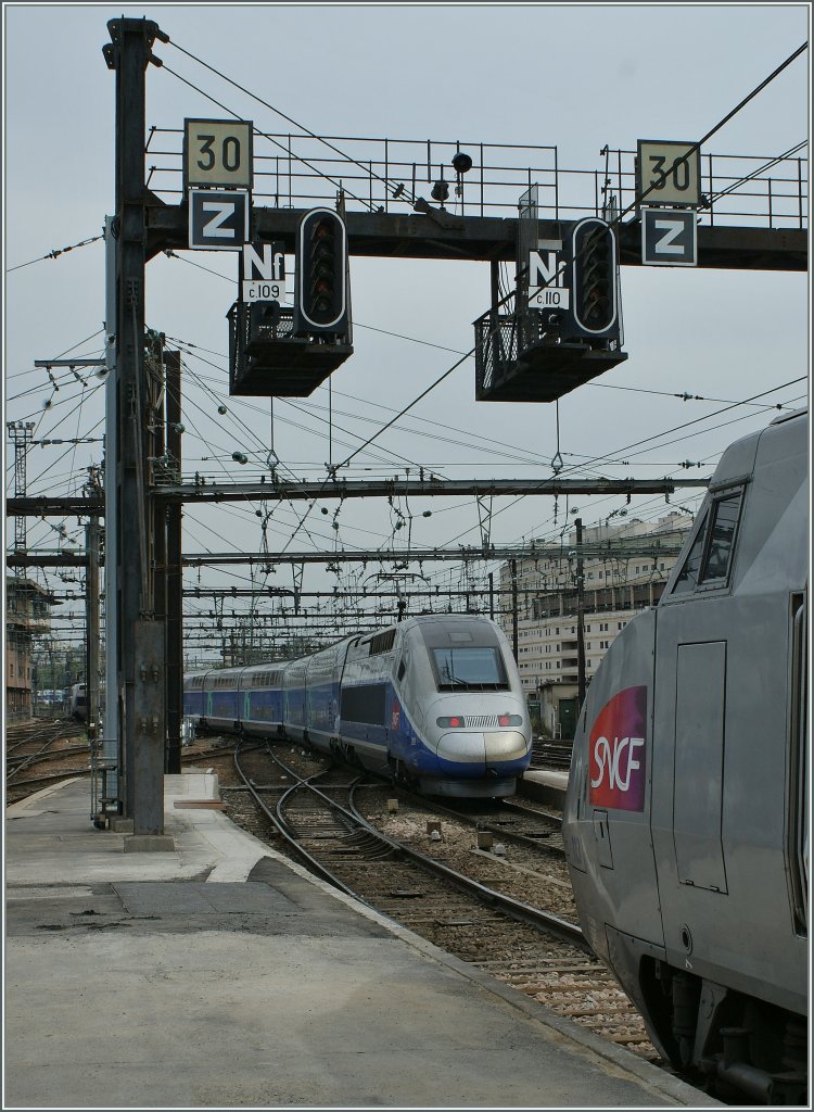 Whrend der TGV Lyria nach Lausanne noch auf die Abfahrt wartet, verlsst ein TGV Dublex Paris Gare de Lyon.
20.05.2011