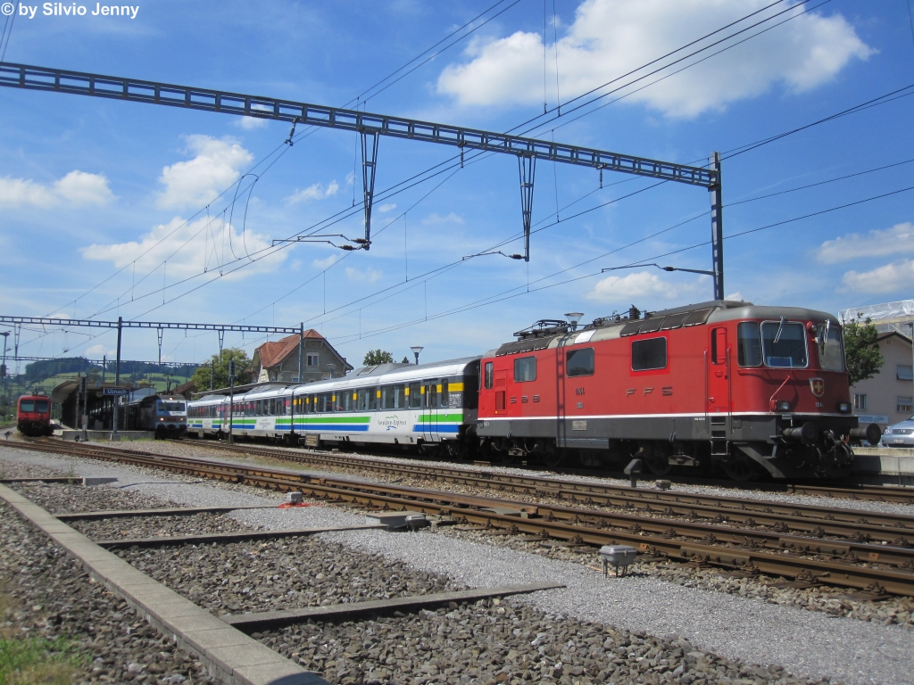 Whrend der Totalsperre der Strecke Lichtensteig-Herisau vom 9.7-10.8.2012 werden die Zge der S4 zwischen Uznach und Wattwil mit VAE-Zgen gefahren. So kommt es zur besonderen Begegnung zweier Voralpen-Express-Zge in Uznach. Am 31.7.2012 standen dort die Re 4/4'' 11144 als S4 nach Wattwil und in der Mitte die Re 456 095-9 ''100 Jahre Romanshorn - Uznach'' als Voralpen-Express von Luzern nach Wattwil.