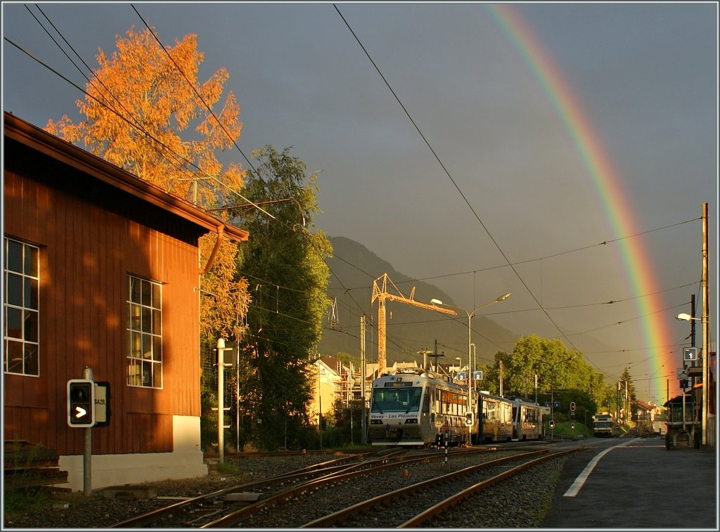 Whrend der  Train des Etoiles  sich ausruht, ziert ein Regenbogen den Himmel ber Blonay. 
15. August 2010