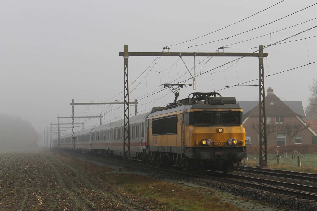 Whrend trbes Wetter fahrt 1768 mit IC 240 Berlin Ostbahnhof-Schiphol bei Holten am 19-11-2012.