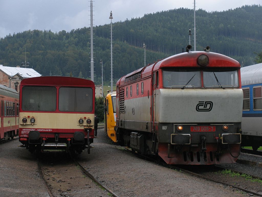 Whrend trbes Wetter war diese Bardotka (749 006-3) auf Bahnhof Tanvald zu sehen am 7-8-2011.