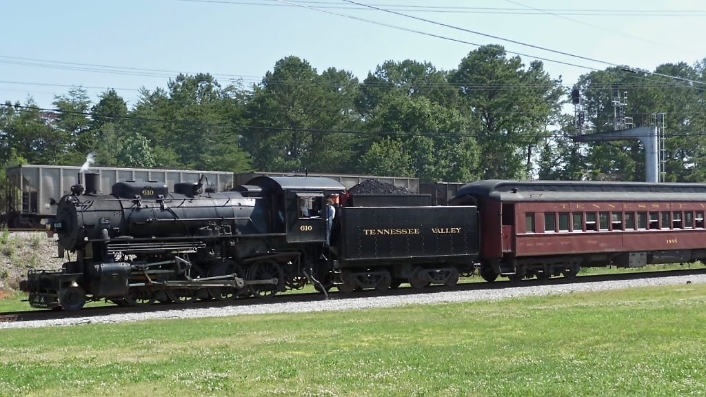 Whrend TVRM #610 langsam in die Station Grand Junction rollt, zieht dahinter immer noch der Gterzug vorbei (Chattanooga, 30.5.09).

