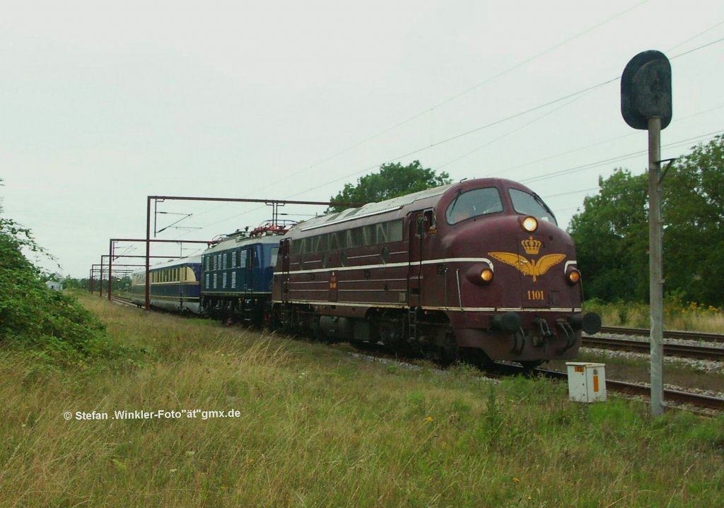 Whrend der Berfhrung nach Odense musste der Tross mit MY 1101, E 18 47 und SVT 137 225 auf der Landstation Kavslunde einiges modernes vorbeilassen und hatte so 20 Minuten Aufenthalt. Ich war informiert und konnte dort zusammen mit dem Personal des Zuges fotografieren.