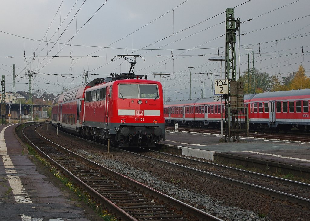 Whrend unseres Aufenthaltes in Marburg konnten noch einige rote Renner erlegt werden. Hier schiebt 111 103 ihren RE aus Marburg zur Weitererfahrt nach Kassel Hbf. Aufgenommen am 23.10.2010.