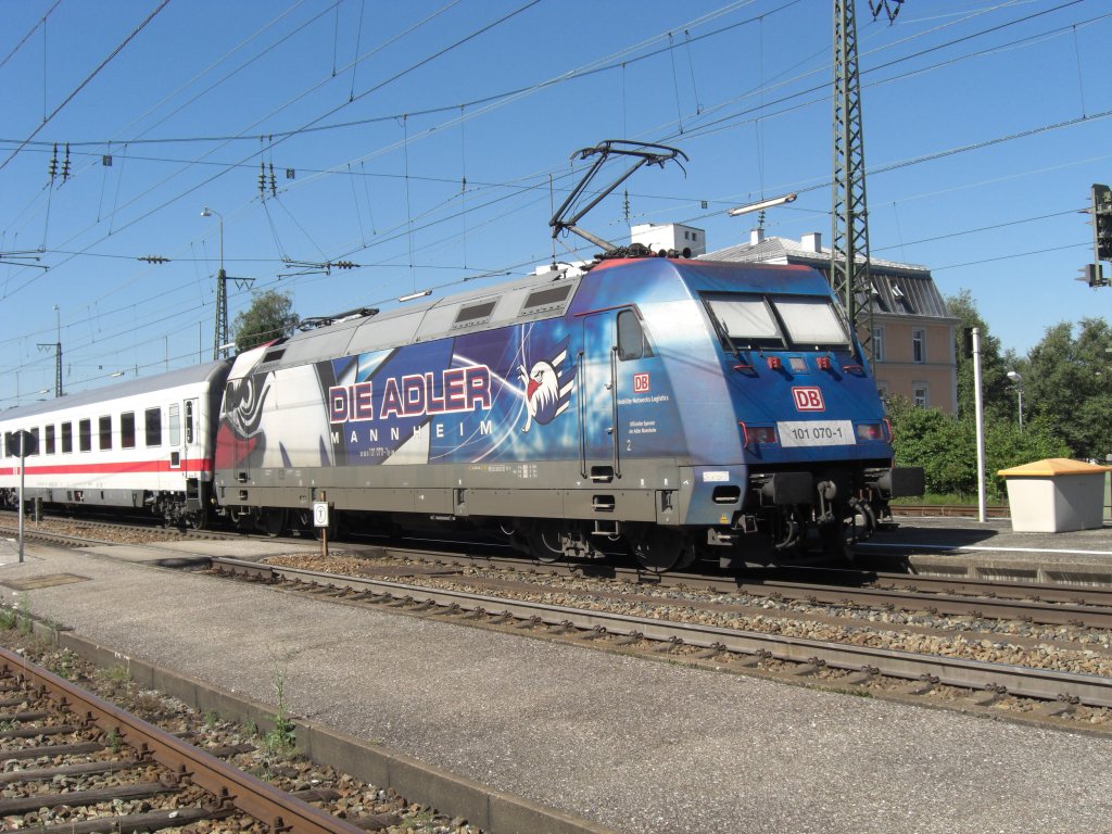 Whrend unseres Aufenthalts in Traunstein, am 1. August 2010,
bei der Feier  150 Jahre Eisenbahnstrecke Mnchen - Salzburg ,
konnten wir 101 070-1  Mannheimer Adler  ablichten.