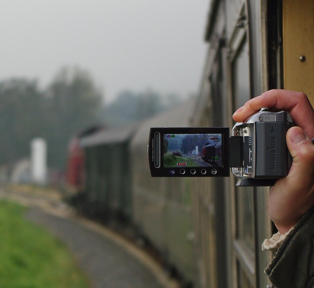 Whrend einer versucht, die V100 an der Zugspitze scharf zu stellen hlt der Kollege die Video-Kamera ins Bild :) sowas passiert, wenn man gemeinsam unterwegs ist um das Film- und Fotoarchiv zu fllen :) Aufgenommen whrend der Rckfahrt aus Marburg nach Frankenberg(Eder) mit V100 2299 am 23.10.2010.