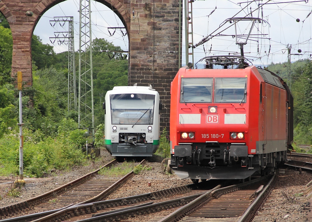 Whrend der Vogtlandbahn VT 53 im Stumpfgleis Pause macht, fhrt 185 180-7 mit gemischtem Gz in Richtung Osten durch Eichenberg. Aufgenommen am 14.07.2012.