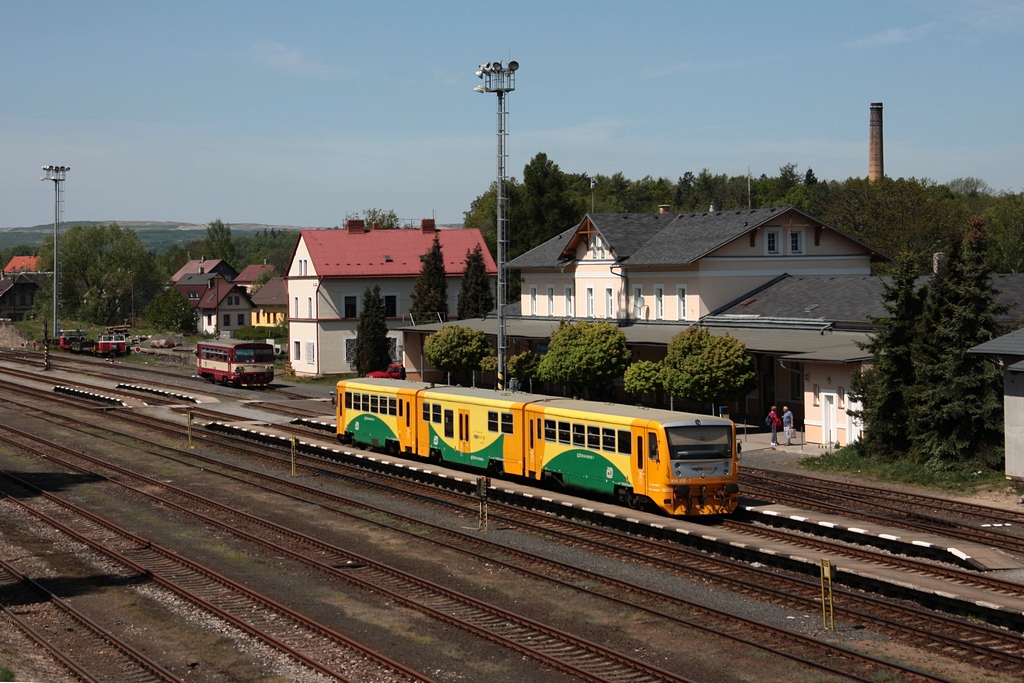 Whrend im Vordergrund 814 212/211 als MOs6321 nach Liberec auf die Abfahrtszeit wartet, fhrt dahinter 810 471 als MOs16361 aus Jindřichovice pod Smrkem in den Bf Frdlant v Čechch ein. (10.05.2011)
