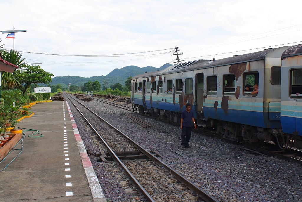 Während der Wartezeit auf die Kreuzung mit dem ORD 437 macht der Lokführer eine Inspektionsrunde um den กซข.1024. Bf. Hin Son am 18.Juni 2011.