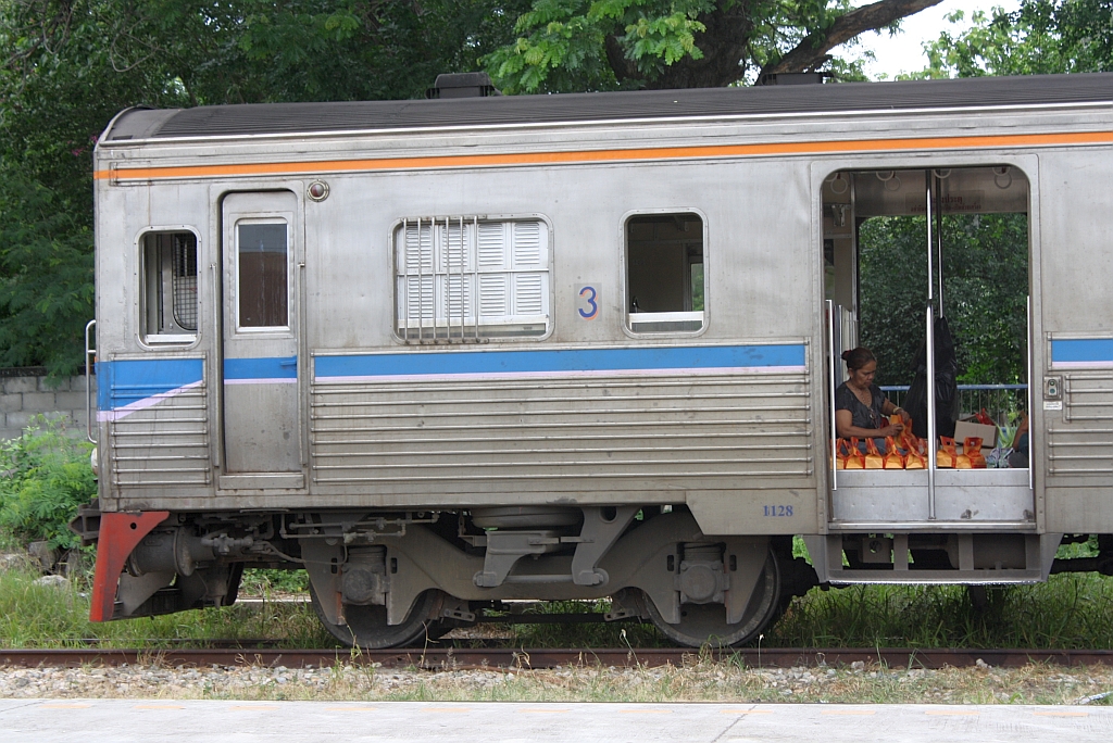 Während der Wendepause von Excursionstrain 911 auf 912 am 03.Juni 2012 im Bf. Hua Hin werden im THN 1128 die Lunch-Pakete der Fahrgäste für die Rückfahrt vorbereitet.