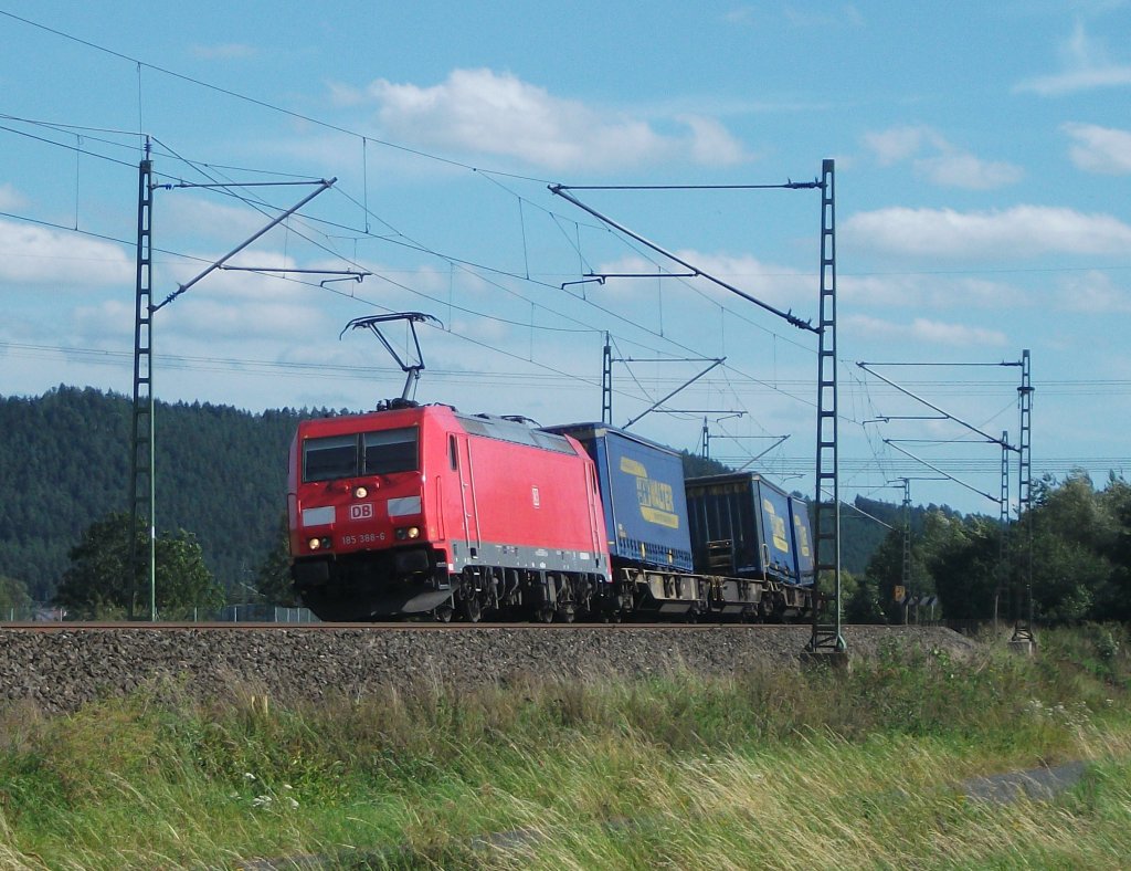 Whrend der Wind am 6.September 2011 durch das Gras fegt, zieht 185 388 den Maintaler-LKW-Walterzug bei Halach Richtung Pressig.