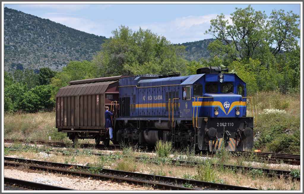 Whrend wir mit dem Bahnersatzbus von Knin nach Perković gefahren sind ber eine usserst kurvenreiche Nebenstrasse, fuhr die gleiche Strecke dieser Kurzgterzug mit der 2062 110. Nach dem Abhngen des Wagens, fuhr die Lok solo weiter nach Split. (01.07.2013)