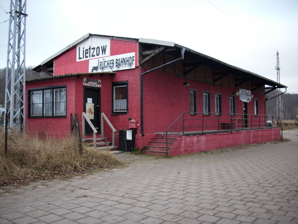 Whrend wo anders die Gterboden verfallen ist im Gterboden von Lietzow eine Bchermeile wo man gebrauchte Bcher zu billigen Preisen erwerben kann.Auf Anfrage gibt es auch Eisenbahnbcher !