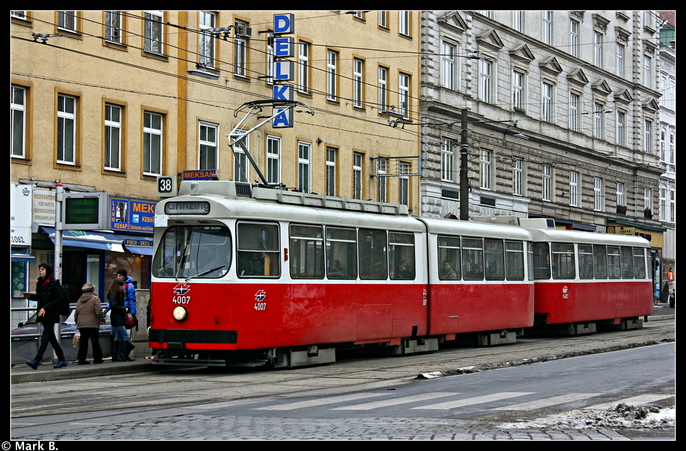 Whringer Grtel, Spitalgasse. E2 Triebwagen mit c5 Beiwagen auf der 38 nach Grinzing, dem berhmten Stadtteil Wiens bei dem es viele Weinschnken gibt. Aufgenommen am 15.02.10