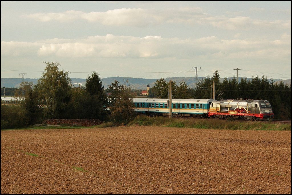 W�re er 2 min. eher gekommen  w�re er im Traumlicht gekommen. Naja dann holt ohne. 183 001 mit ALX nach M�nchen. (27.09.2010, K�fering)
