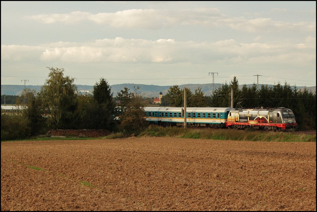 Wre er 2 min. eher gekommen  wre er im Traumlicht gekommen. Naja dann holt ohne. 183 001 mit ALX nach Mnchen. (27.09.2010, Kfering)
