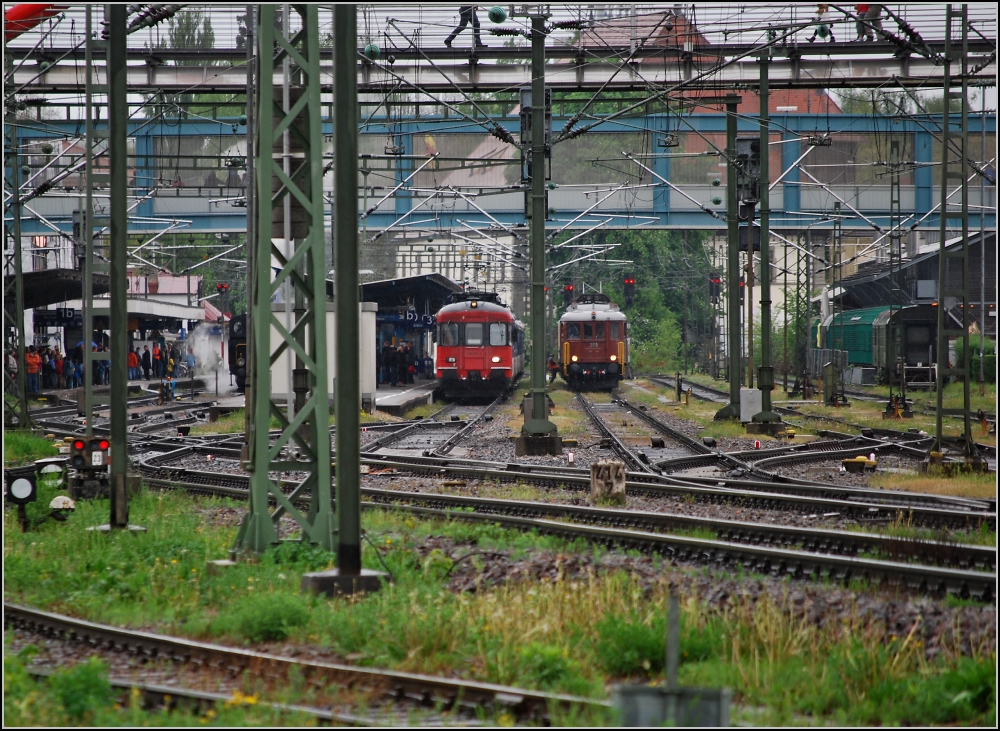 Wren da nicht die Oberleitungsmasten rechterhand, das Konzilsgebude im Hintergrund und der Kilometerstein, dann wrde man hier die Schweiz vermuten. (Konstanz, 2. Mai 2010)