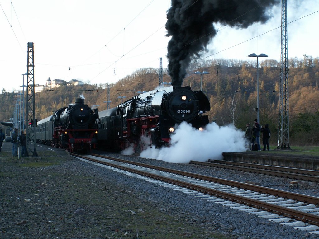 Wrend 41 360 von Trier in Bullay ankam und wartet bis sie Umsetzten kann, fhrt 01 0509 mit ihrem Eilzug aus Trier weiter nach Koblenz-Ltzel.