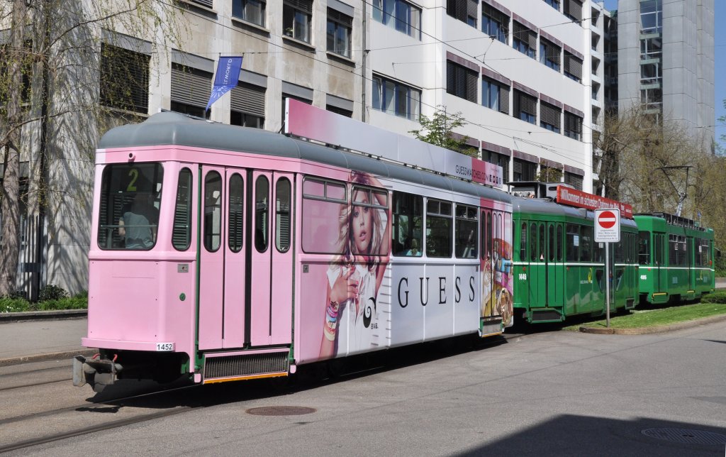 Wrend der Basel World macht der B 1452 Werbung fr die Uhrenfirma GUESS.  Hier fhrt der Dreiwagenzug mit dem B 1452 auf der Linie 2 Richtung Badischer Bahnhof. Die Aufnahme stammt vom 25.04.2013.