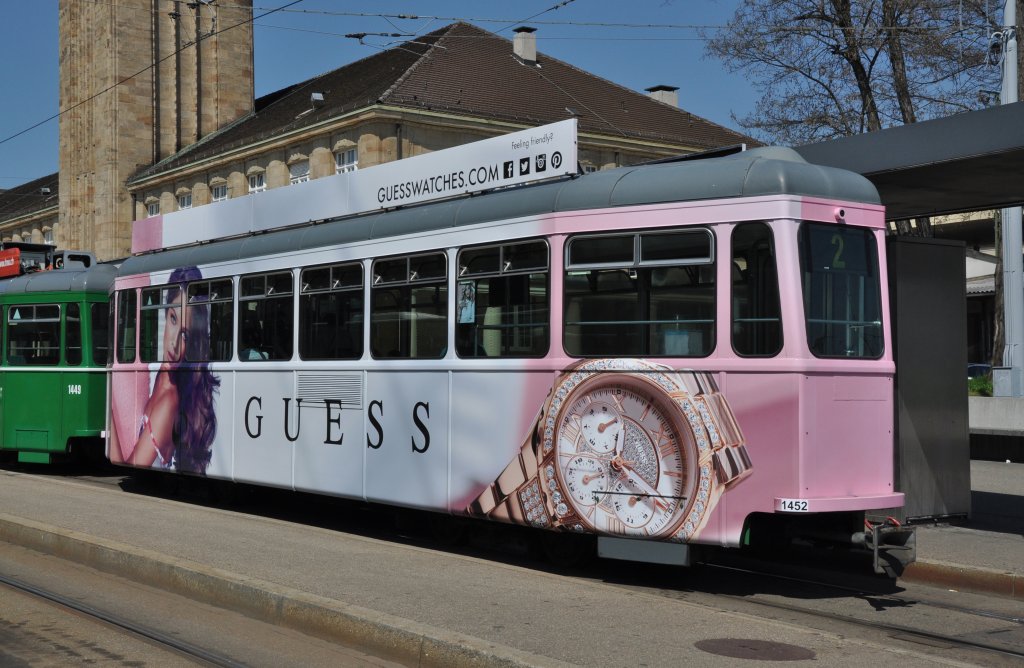 Wrend der Basel World macht der B 1452 Werbung fr die Uhrenfirma GUESS. Hier steht der B 1452 auf der Linie 2 an der Haltestelle Badischer Bahnhof. Die Aufnahme stammt vom 25.04.2013.