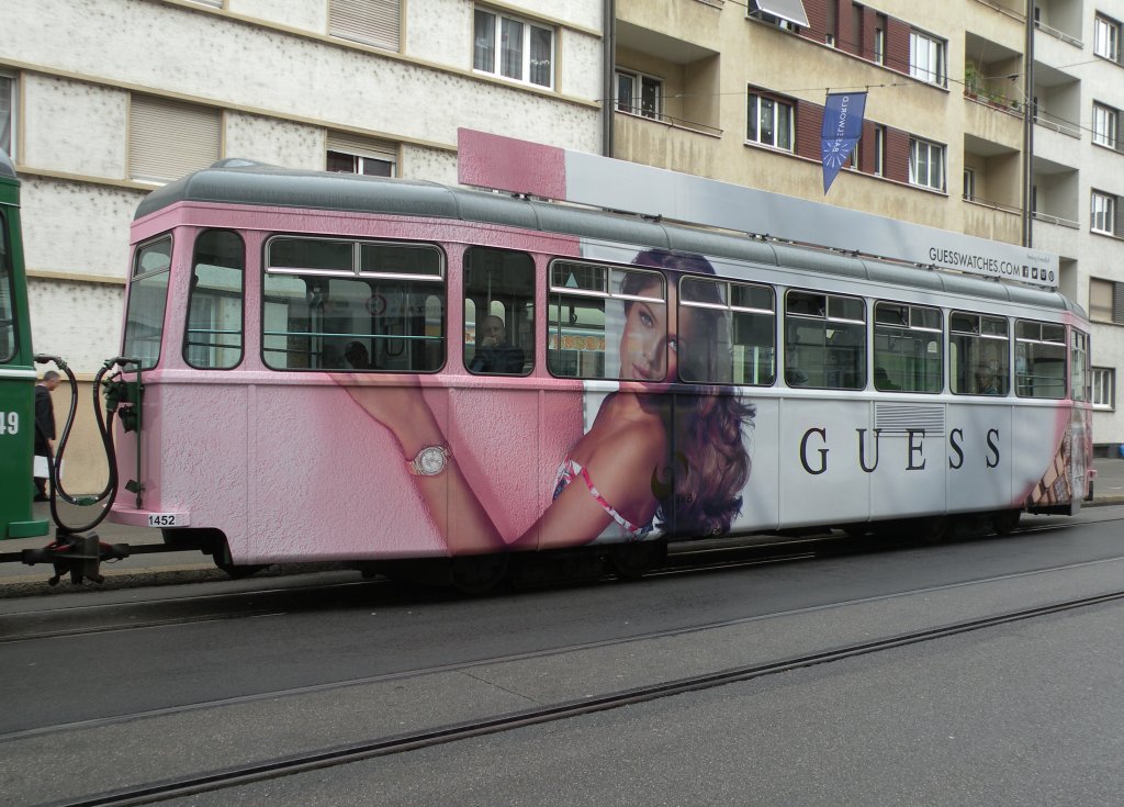 Wrend der Basel World macht der B 1452 Werbung fr die Uhrenfirma GUESS. Hier steht der B 1452 auf der Linie 2 an der Haltestelle Gewerbeschule. Die Aufnahme stammt vom 30.04.2013.