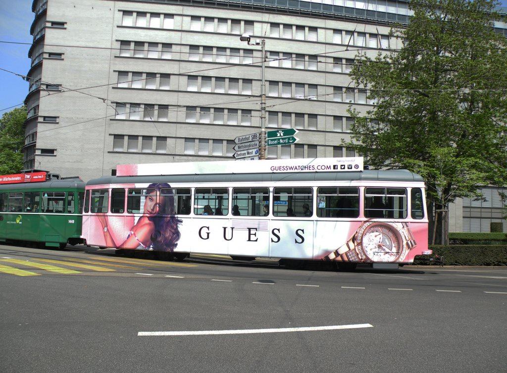 Wrend der Basel World macht der B 1452 Werbung fr die Uhrenfirma GUESS. Hier fhrt der B 1452 auf der Linie 14 zur Haltestelle Aeschenplatz. Die Aufnahme stammt vom 05.05.2013.