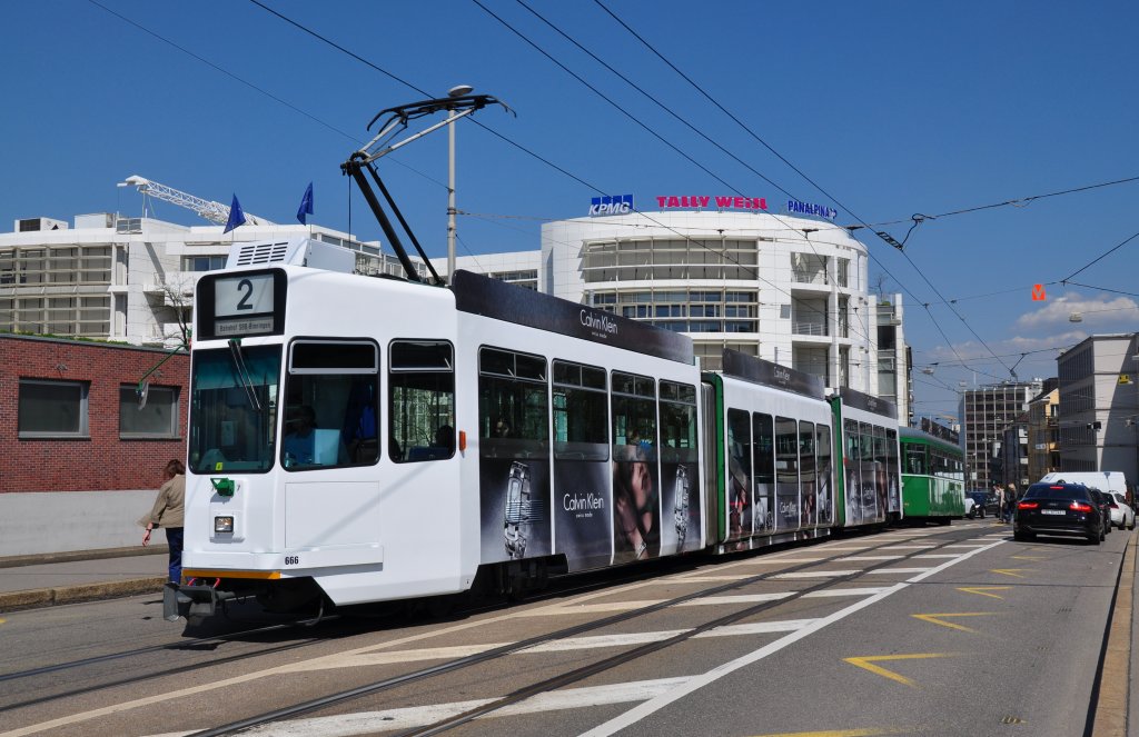 Wrend der Basel World macht der Be 4/6 S 666 Werbung fr Calvin Klein. Hier steht der Wagen an der Haltestelle Matkthalle auf der Linie 2. Die Aufnahme stammt vom 25.04.2013.