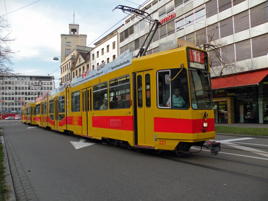 Wrend der Basler Fasnacht fhrt die Linie 11 vom Aeschenplatz Richtung Denkmal zur Mnchensteinerstrasse. Die Aufnahme stammt vom 15.03.2011.