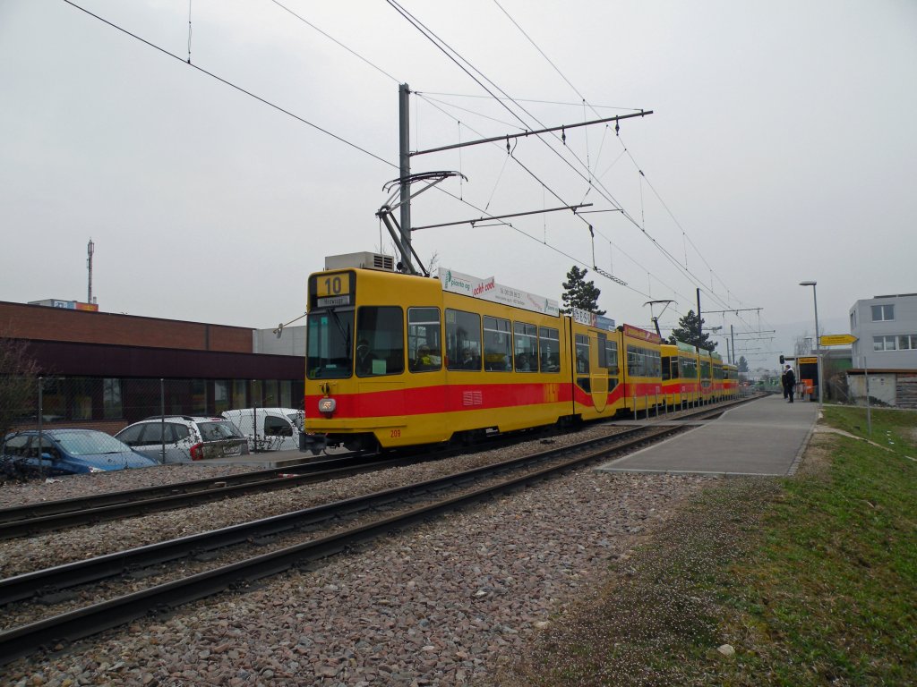 Wrend der Basler Fasnacht fhrt die Linie 10 nur bis zur Heuwaage. Hier fahren zwei Be 4/8 und ein B 4 Anhnger Richtung Heuwaage. Die Aufnahme stammt vom 16.03.2011.