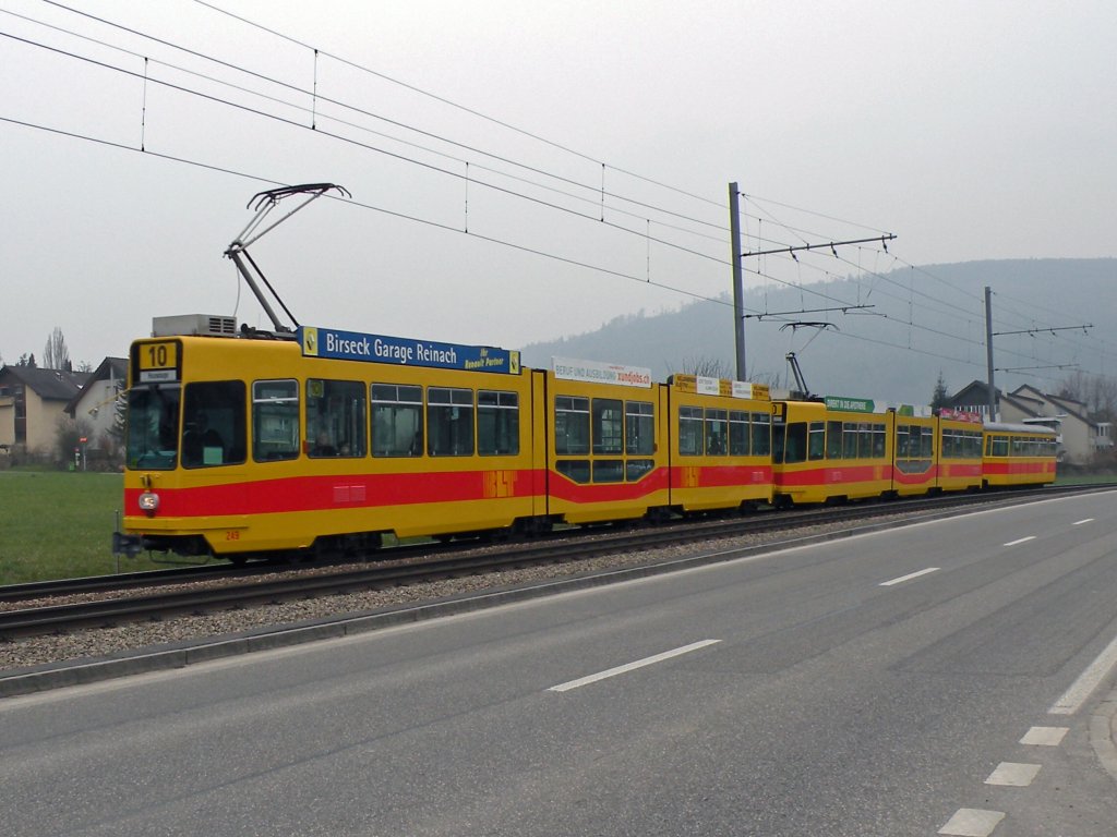 Wrend der Basler Fasnacht fhrt die Linie 10 nur bis zur Heuwaage. Hier fahren zwei Be 4/8 und ein B 4 Anhnger Richtung Heuwaage. Die Aufnahme stammt vom 16.03.2011.