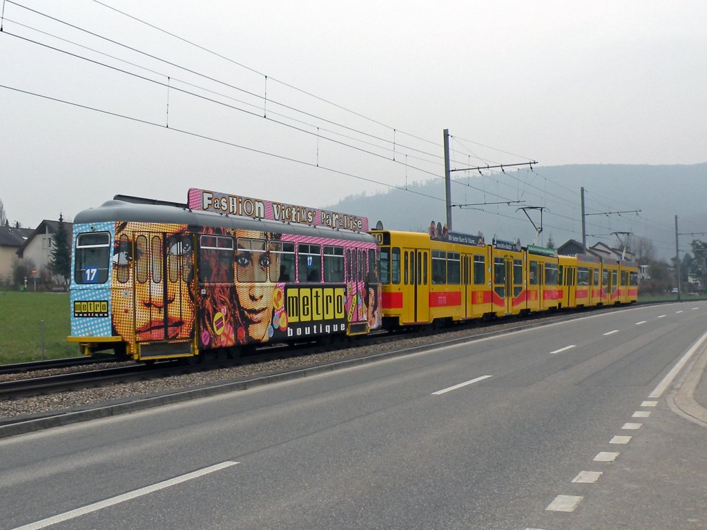 Wrend der Basler Fasnacht fhrt die Linie 10 nur bis zur Heuwaage. Hier fahren zwei Be 4/8 und ein B 4 Anhnger Richtung Ettingen. Die Aufnahme stammt vom 16.03.2011.