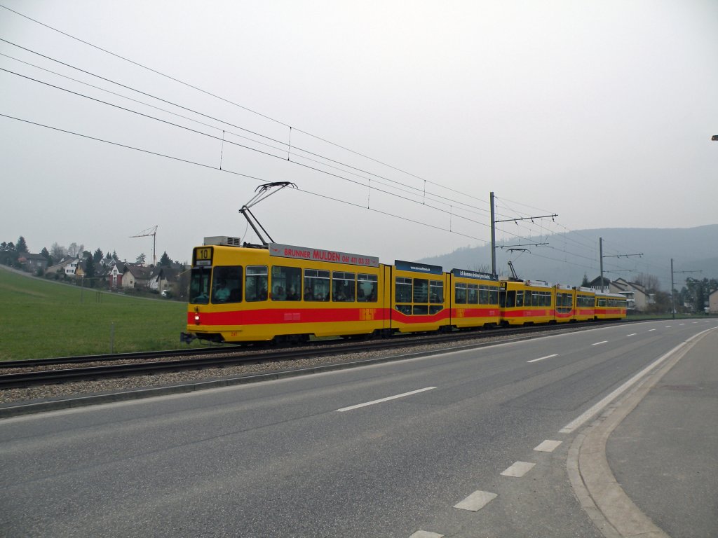 Wrend der Basler Fasnacht fhrt die Linie 10 nur bis zur Heuwaage. Hier fahren zwei Be 4/8 und ein B 4 Anhnger Richtung Heuwaage. Die Aufnahme stammt vom 16.03.2011.