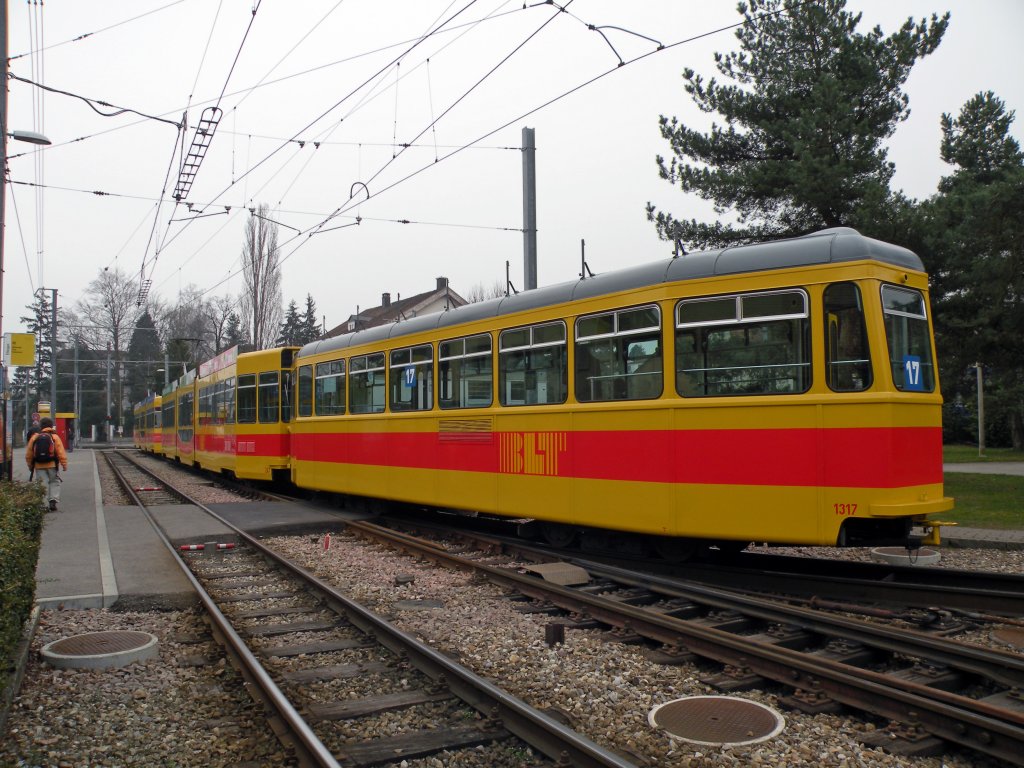 Wrend der Basler Fasnacht fhrt die Linie 10 nur bis zur Heuwaage. Hier stehen zwei Be 6/8 und ein B4 an der Station in Ettingen. Die Aufnahme stammt vom 16.03.2011.