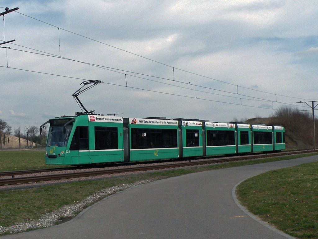 Wrend der Basler Fasnacht sind auf der Linie 14 Combinos im Einsatz. Combino 323 bei der Wartenbergschlaufe Richtung Muttenz. Die Aufnahme stammt vom 14.03.2011.
