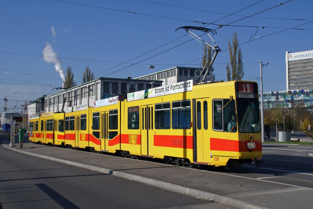 Wrend dem Umbau des Voltaplatzes konnte die Linie 11 nicht nach St. Louis Grenze fahren. Hier bedienen die Motorwagen 220 und 254 die Haltestelle Novartis Campus.Die Aufnahme enstand am 03.11.2008.