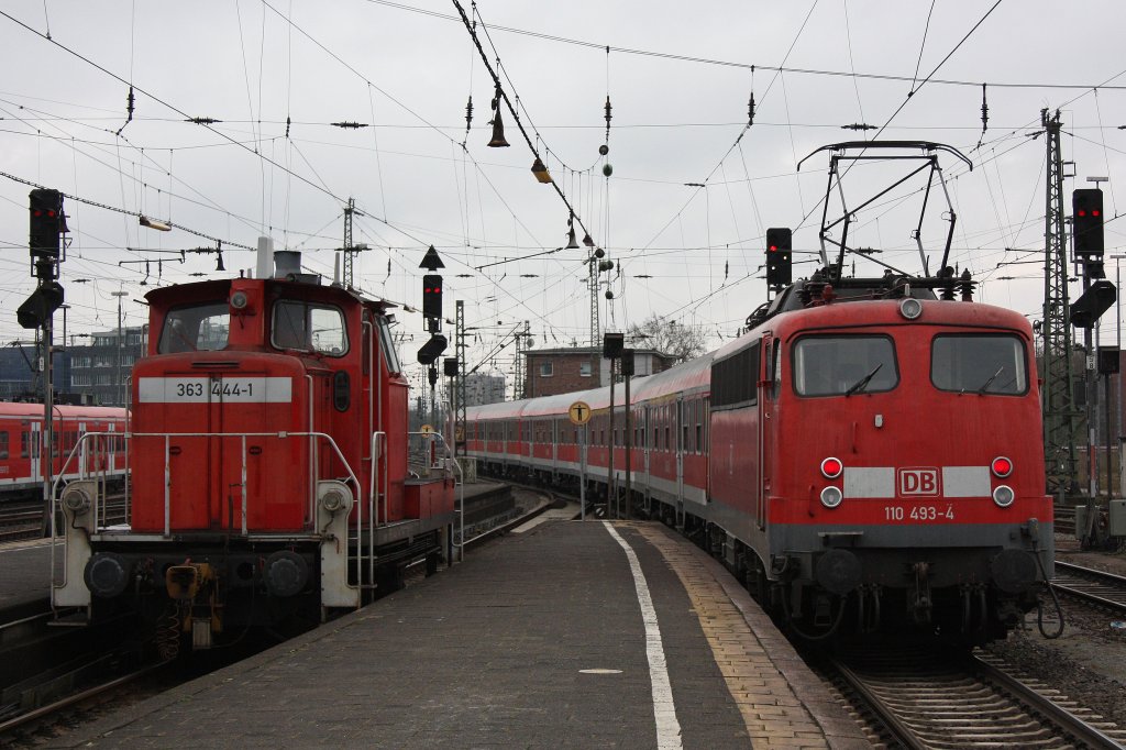 W�rend links die 363 444 auf neue Eins�tze wartet rollt rechts die 110 493 mit einem n-Wagenpark zur Abstellung.