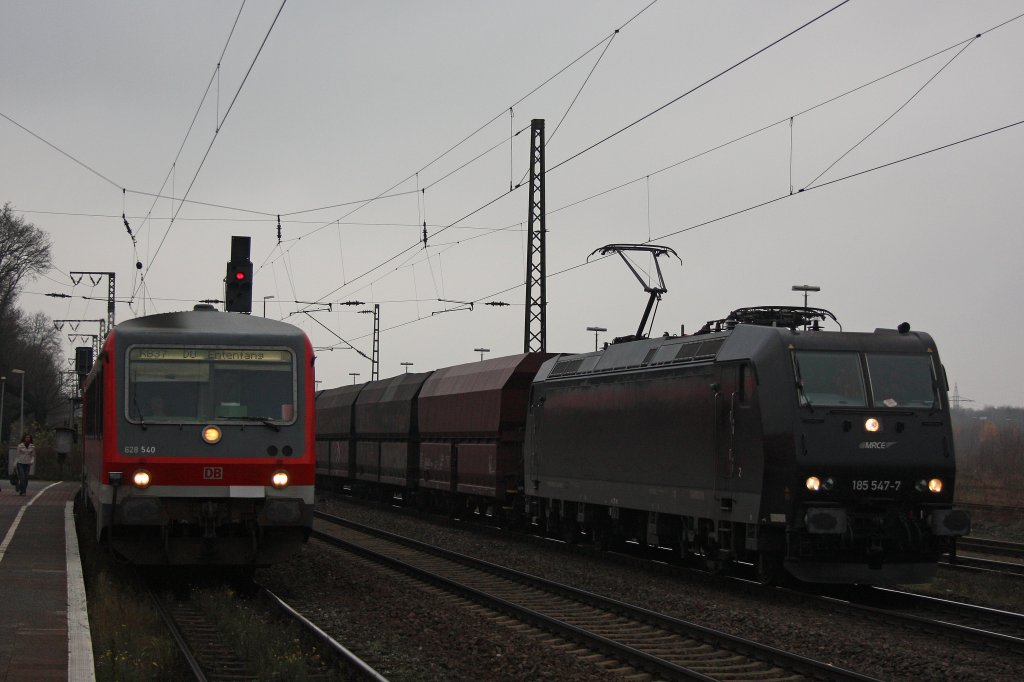 Wrend links der 628 540 als RB 37 nach Duisburg Hbf in Duisburg-Bissingheim einfhrt berholt rechts MRCE/Niag 185 547 mit ihrem Kohlezug auf dem Gegengleis.