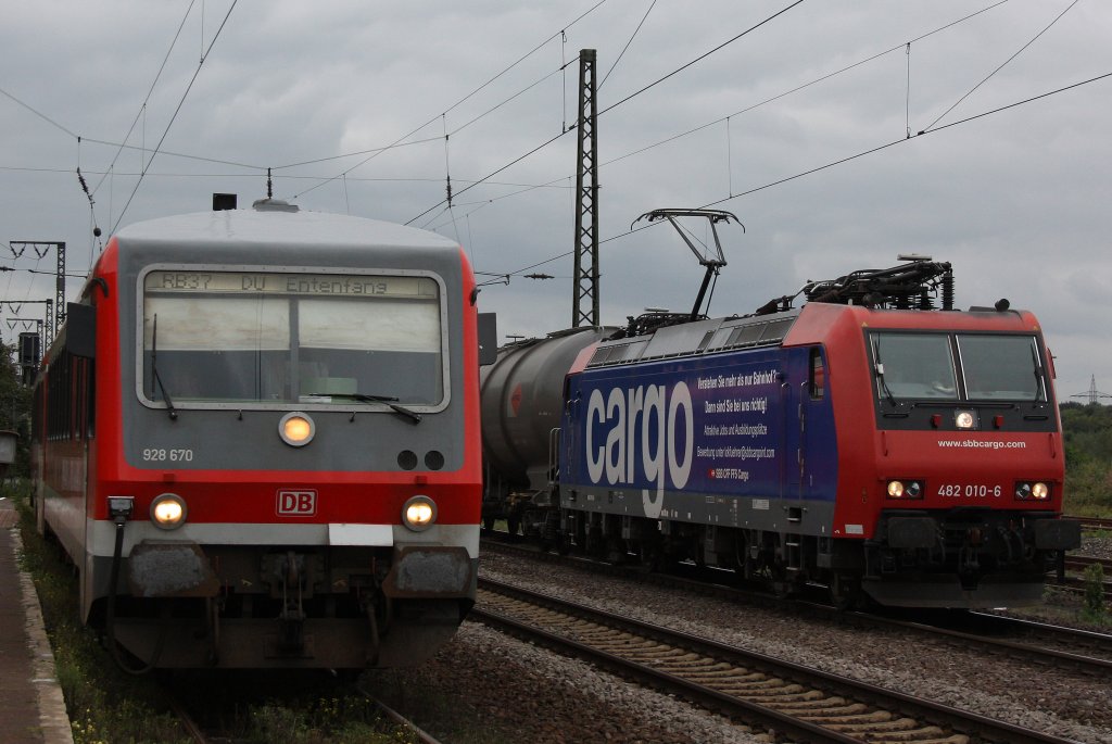 W�rend links der 928 670 als RB 37 auf Abfahrt nach Duisburg Hbf wartet �berholt rechts die SBB Cargo 482 010  Verstehen sie mehr als nur Bahnhof dann sind sie bei uns richtig!  auf dem Gegengleis.Aufgenommen am 20.9.11 in Duisburg-Bissingheim.
