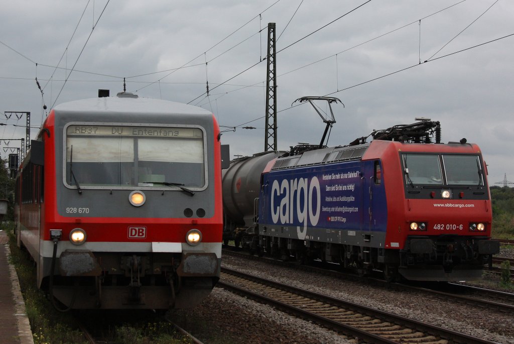 Wrend links der 928 670 als RB 37 auf Abfahrt nach Duisburg Hbf wartet berholt rechts die SBB Cargo 482 010  Verstehen sie mehr als nur Bahnhof dann sind sie bei uns richtig!  auf dem Gegengleis.Aufgenommen am 20.9.11 in Duisburg-Bissingheim.