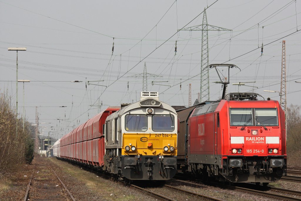 Wrend links ECR 247 034 mit einen leeren Kalkzug auf Weiterfahrt in Richtung Flandersbach wartet berholt rechts die 185 254 mit einen Papierzug.Aufgenommen am 27.3.12 in Ratingen-Lintorf.