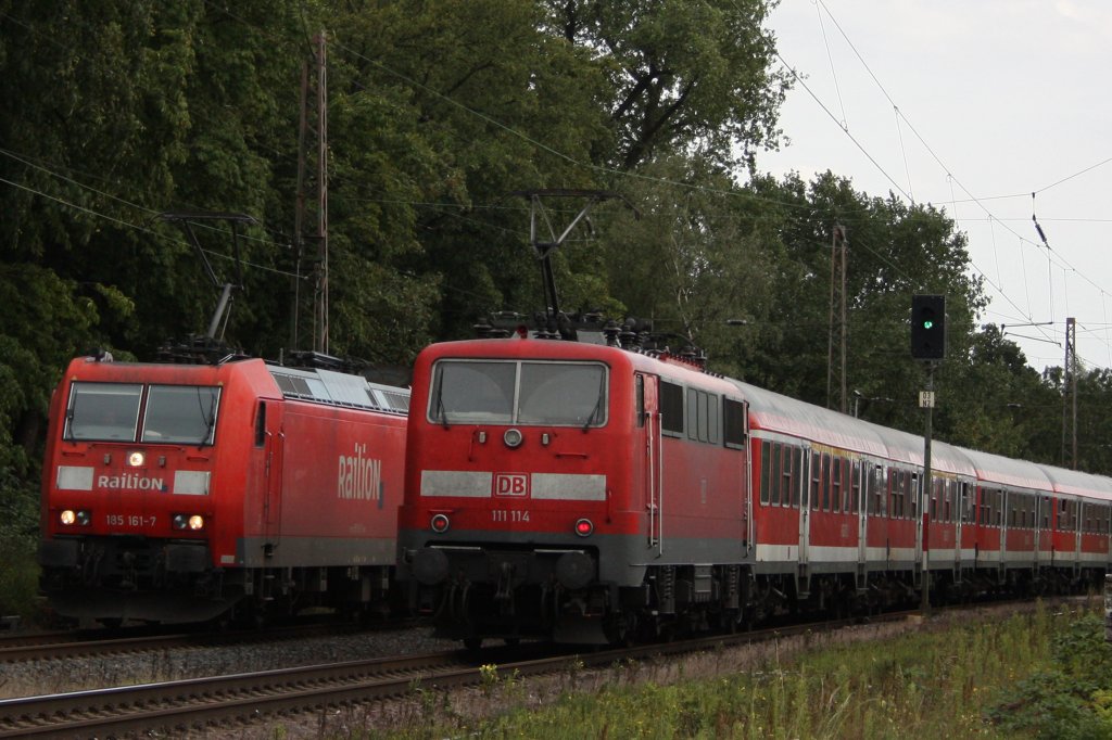 W�rend links Railion 185 161 mit einem Gz durch Ratingen-Lintorf f�hrt,schiebt rechts die 111 114 einen n-Wagenpark nach D�ssedlorf Hbf durch Lintorf.