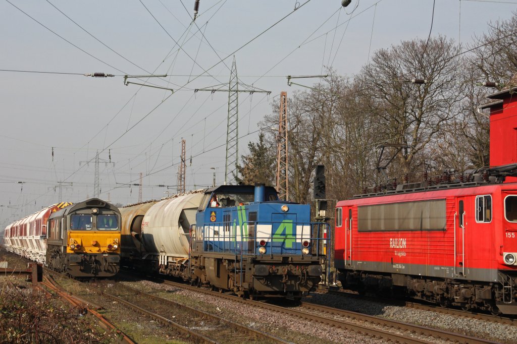 Wrend links die TXL 266 038 auf Weiterfahrt nach Flandersbach wartet berhollt Niag 4 mit ihrem Zug nach Dsseldorf-Reisholz.Desweiteren fhrt 155 268 mit einem Gterzug Richtung Duisburg.Aufgenommen am 4.3.11 in Ratingen-Lintorf